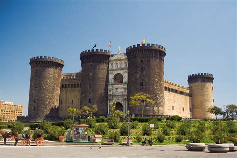 Castel Nuovo .